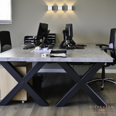 Bureau uitgevoerd met hetzelfde blad als de keuken