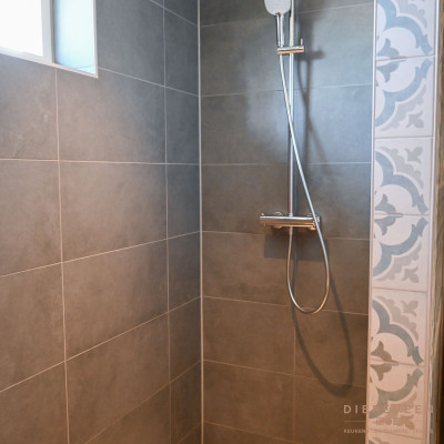 De inloopdouche is ruim en je ervaart totale privacy door de hoge muur