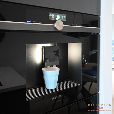 Moderne keuken met zwart