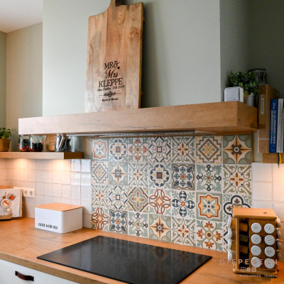 De afzuigkap is netjes weggewerkt in de schouw