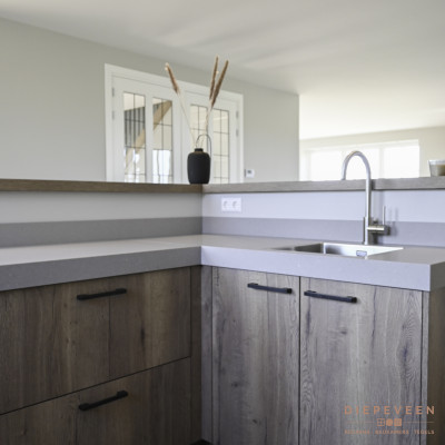 De bar is in een hoek geplaatst en is voorzien van een extra kraan