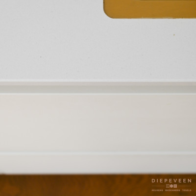 De gouden spoelbak sluit zich perfect aan bij de vloer en geeft de keuken een stijlvolle tint