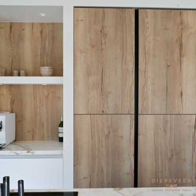 De witte ombouw is perfect in contrast met de eiken fronten.