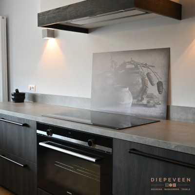 De schouw heeft een houtlook ombouw en versterkt de landelijke sfeer