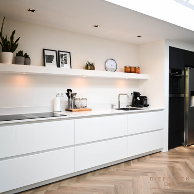 Moderne keuken met wit en zwart