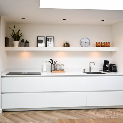 Moderne keuken met wit en zwart