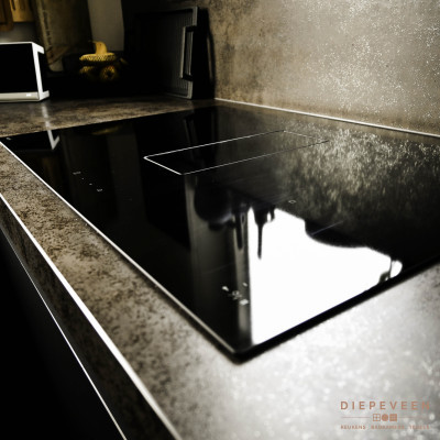 Zwarte tijdloze keuken met een keramiek werkblad