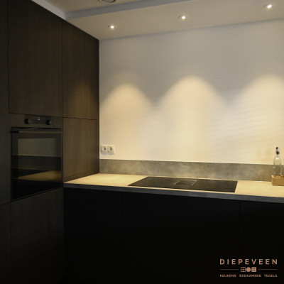 Zwarte kastenwand zorgt voor genoeg kastruimte