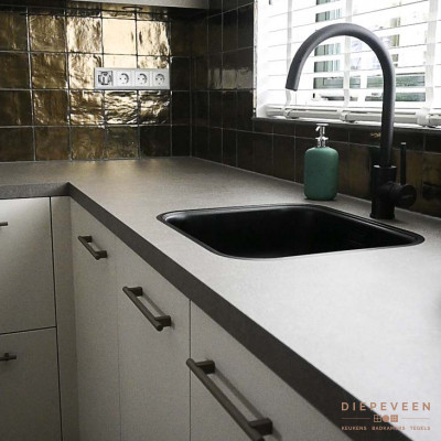 De keuken heeft een zwart matte quooker kraan.