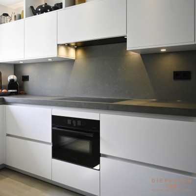 Moderne witte keuken