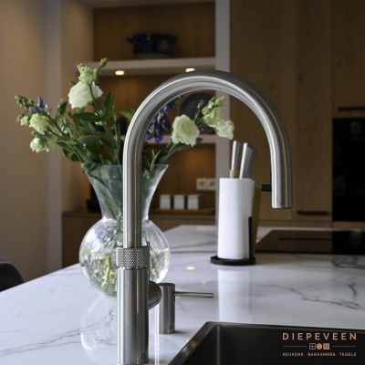 Moderne keuken met kookeiland