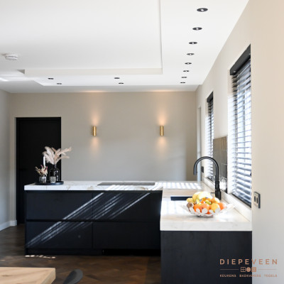 Boven het keuken blok zijn spotjes geplaatst