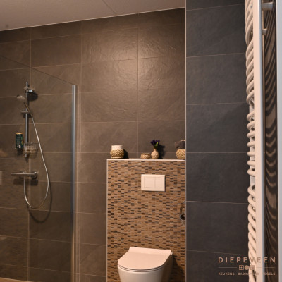 De badkamer is praktisch ingedeeld