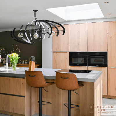 Het eiland is in hetzelfde front uitgevoerd als de kastenwand