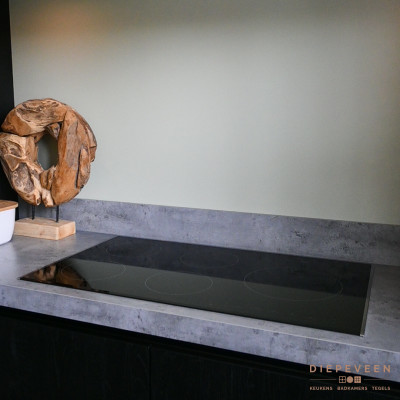 De keuken beschikt over een inductiekookplaat met een integreerbare afzuigkap van Pelgrim.