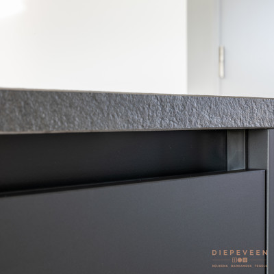 Moderne keuken met kookeiland