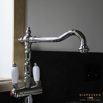 De keuken beschikt over een echte klassieke kraan