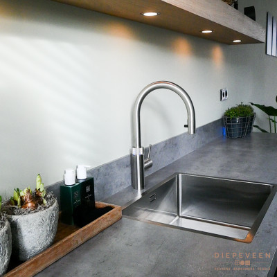 In de keuken vind je een quooker kraan met de opties heet water en ijskoud water.