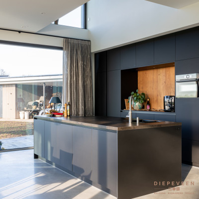 Moderne keuken met kookeiland