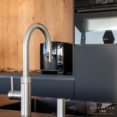 Moderne keuken met kookeiland