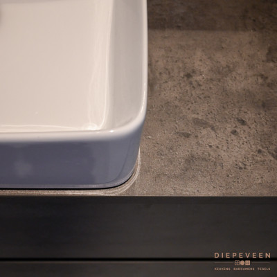 Het badmeubel is perfect in contrast met de witte wasbak