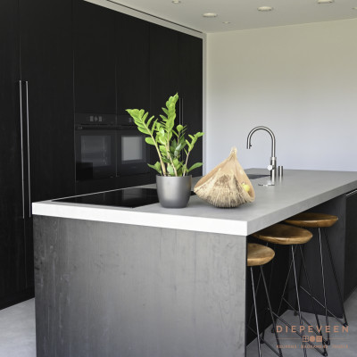 Breed eiland met een kookplaat en spoelbak