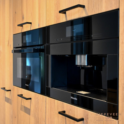 In de kastenwand vind je een ingebouwd koffieapparaat