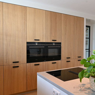 De royale eiken kastenwand heeft genoeg opbergruimte