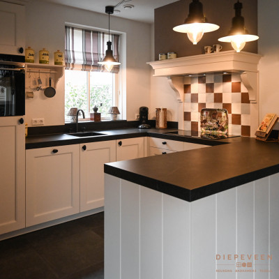 Landelijke witte keuken