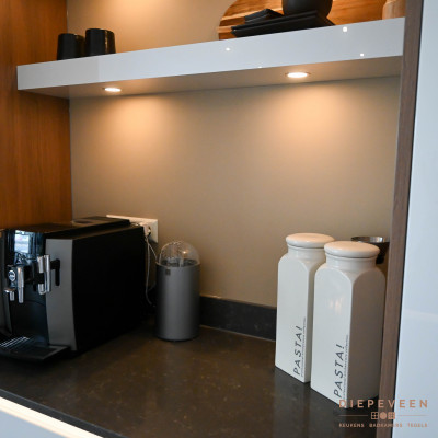 Moderne keuken met kookeiland