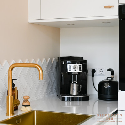 In de hoek is plaats gemaakt voor het koffiezetapparaat