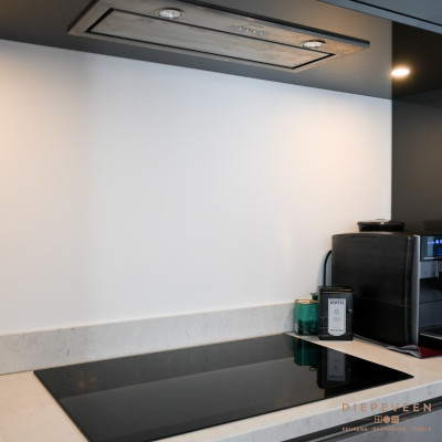 De afzuigkap is mooi weggewerkt