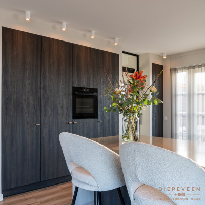 De kastenwand zorgt voor genoeg opbergruimte