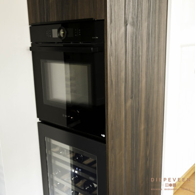 Zwarte tijdloze keuken met een keramiek werkblad