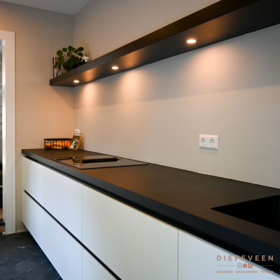 De plank boven het werkblad is uitgevoerd in dezelfde kleur als het werkblad.