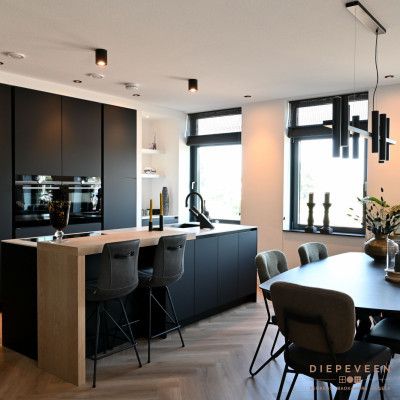 De keuken is ruimtelijk ingedeeld.