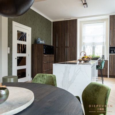 Het witte marmerlook werkblad is prachtig in contrast met de donkere fronten