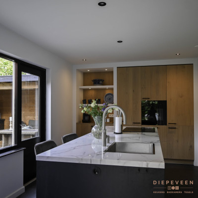 Moderne keuken met kookeiland