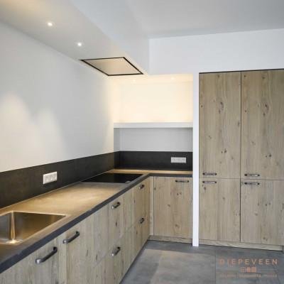 Het grijze werkblad combineert mooi met de grijze vloer