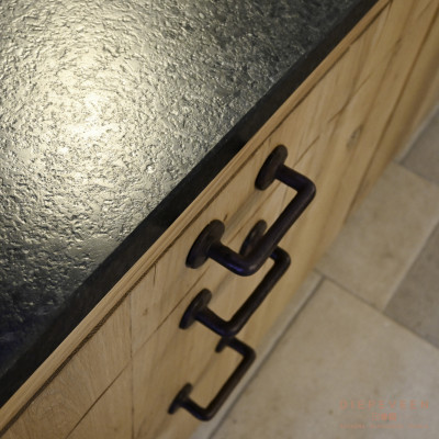 Prachtige combinatie van zwart graniet werkblad, massief eiken fronten en een landelijke greep