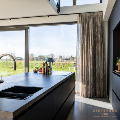 Moderne keuken met kookeiland