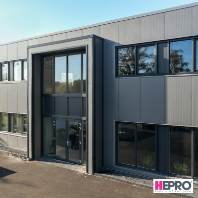 Bedrijfspand - kunststof kozijnen en deuren - HEPRO Basic - Houtnerf antraciet RAL 7016
