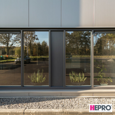 Bedrijfspand - kunststof kozijnen en deuren - HEPRO Basic - Houtnerf antraciet RAL 7016