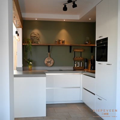 De keuken is in een hoek geplaatst dit zorgt voor meer opbergruimte