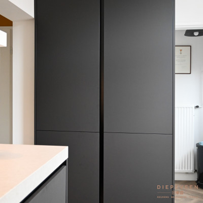 De grote kast zorgt voor extra opbergruimte