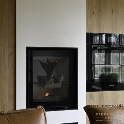 Een gezellige haard met daaronder een ruimte voor het hout