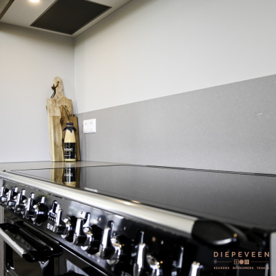 Het composiet werkblad is omhoog gelegd tegen de achterwand dit zorgt voor minder schoonmaakwerk.