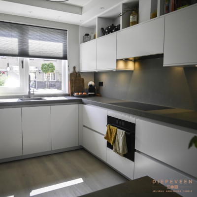 Moderne witte keuken