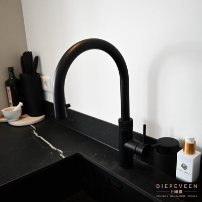 Moderne stijlvolle keuken met eiland