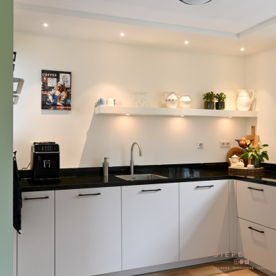 Doordat de keuken in een u-vorm is geplaatst wordt alle ruimte optimaal benut